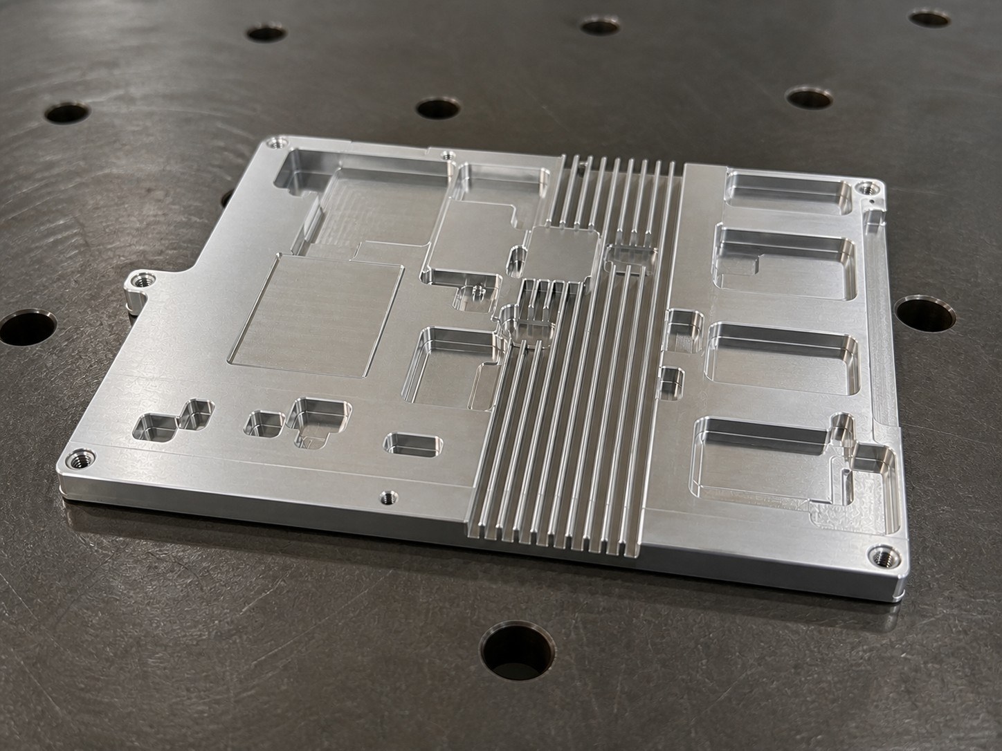 Technische CNC-Bearbeitungsanalyse: Prototype Machining of a Plate Heat Sink: Hole-Slot Relationships, Datums and Burr Control