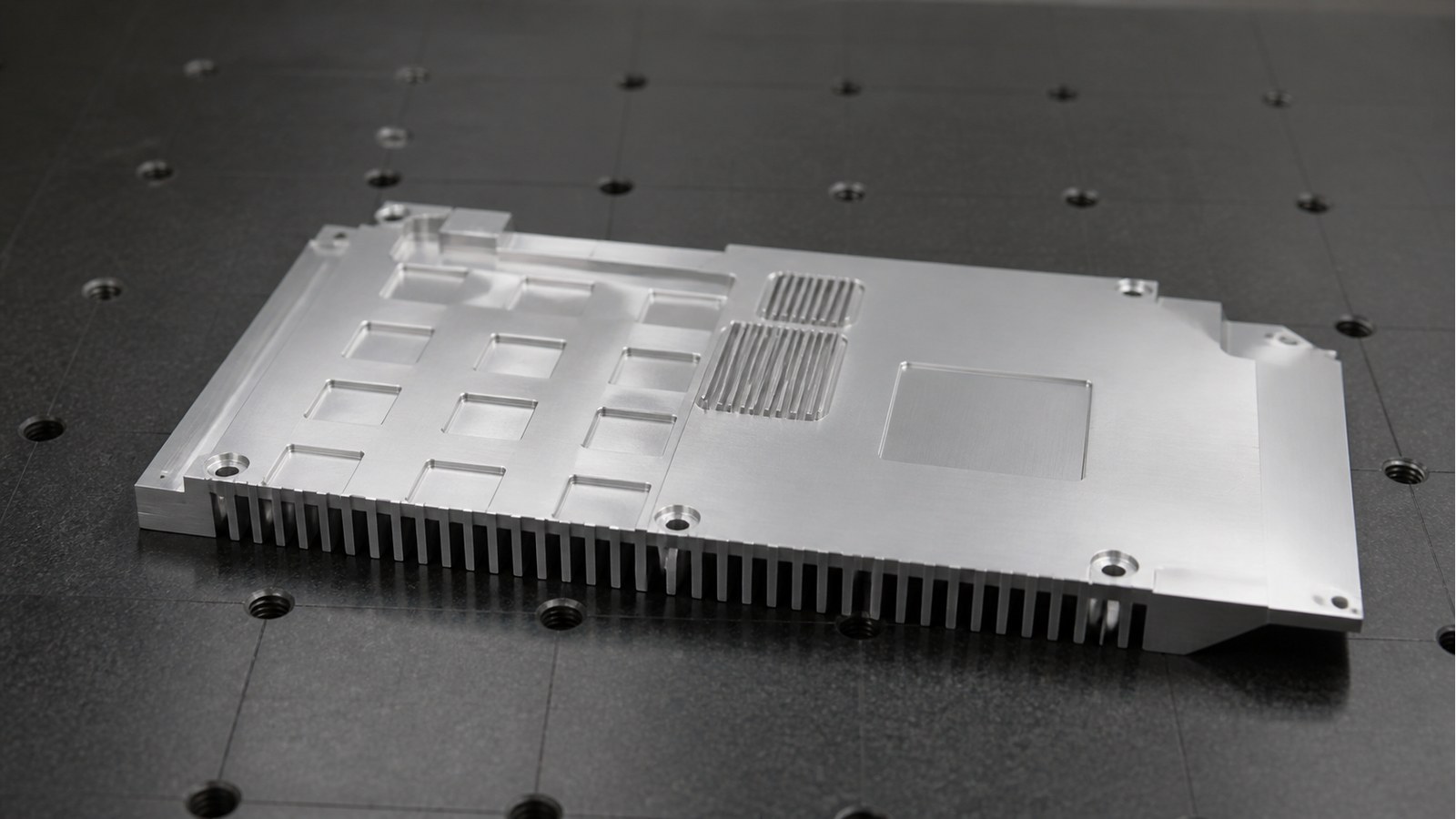 Revision tecnica de mecanizado CNC: Hole-Slot Coordination and Burr Control for a Rectangular Panel Used in Custom Automation